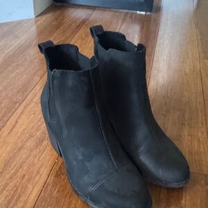 Tom’s women’s black suede boots